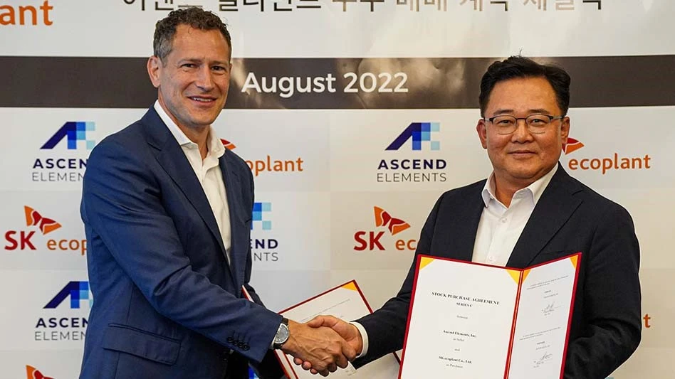 Ascend Elements CEO Mike O’Kronley (left) and SK ecoplant CEO Park Kyung-il (right) meet during a signing ceremony 