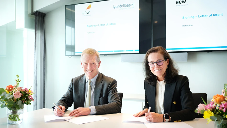 Bernard M. Kemper and Yvonne van der Laan signing the letter of intent.