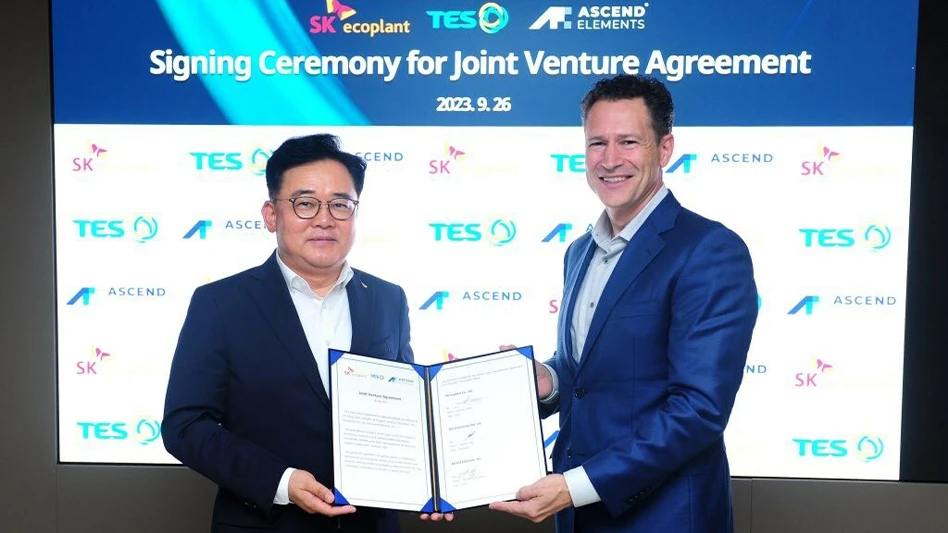 Kyung-il Park, CEO of SK ecoplant, and Michael O’Kronley, CEO of Ascend Elements, at a joint venture signing ceremony in Seoul.